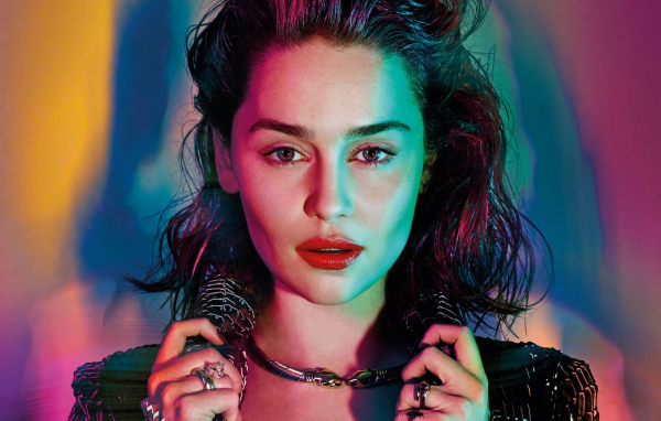 Яркая актриса Эмилия Кларк в черной куртке 