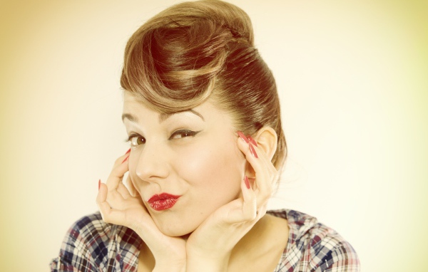 Яркая девушка с прической в стиле ретро 