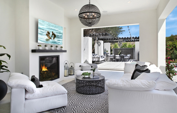 Светлая гостиная с диваном и выходом на веранду 