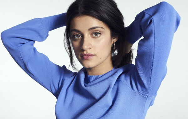 Британская актриса Аня Чалотра в голубом свитере