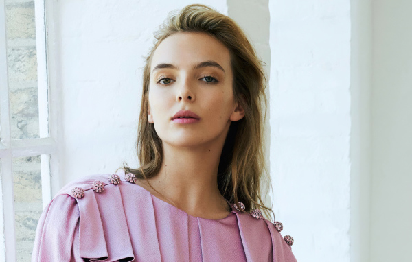 Британская актриса Джоди Комер в розовом платье