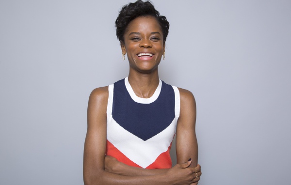 Британская актриса Летиша Райт на сером фоне