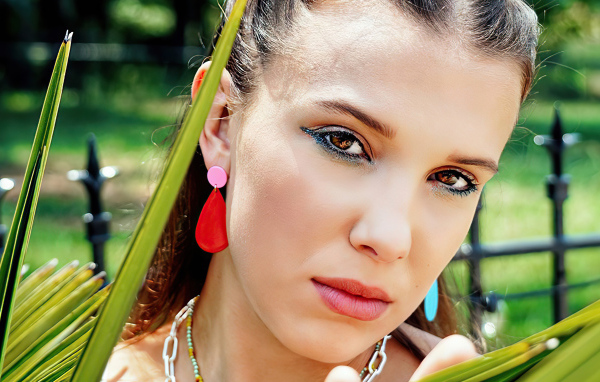 Британская актриса и певица Милли Бобби  Браун крупным планом