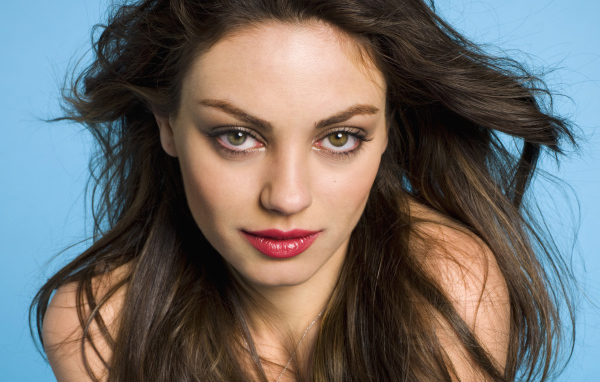 Кареглазая американская актриса Мила Кунис лицо крупным планом