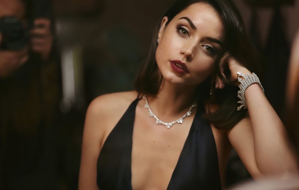 Кареглазая актриса Ана Де Армас в черном платье