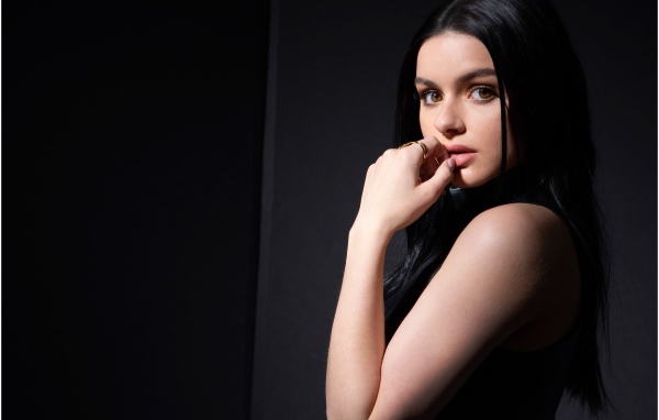 Кареглазая брюнетка, актриса Ариэль Уинтер