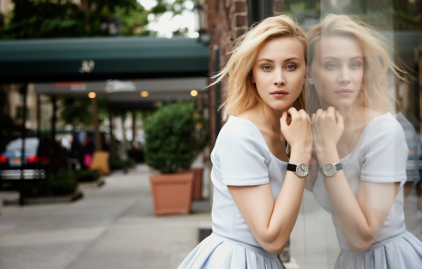 Канадская актриса Сара Гадон в платье