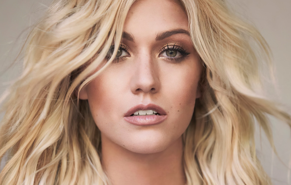 Лицо актрисы Кэтрин Макнамара крупным планом