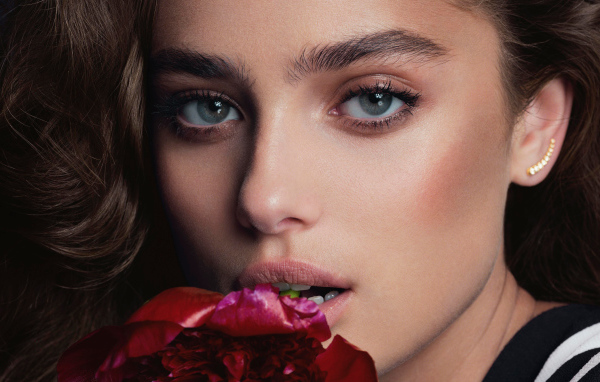 Лицо актрисы Тейлор Хилл крупным планом 