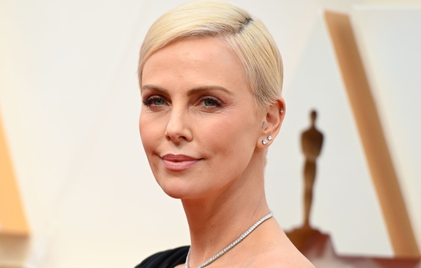 Милая блондинка, актриса Шарлиз Терон на вручении Оскара