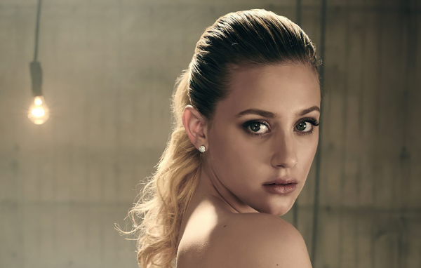 Милая девушка актриса Лили Рейнхарт лицо крупным планом