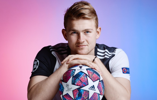 Защитник итальянского клуба Ювентус Маттейс де Лигт с мячом