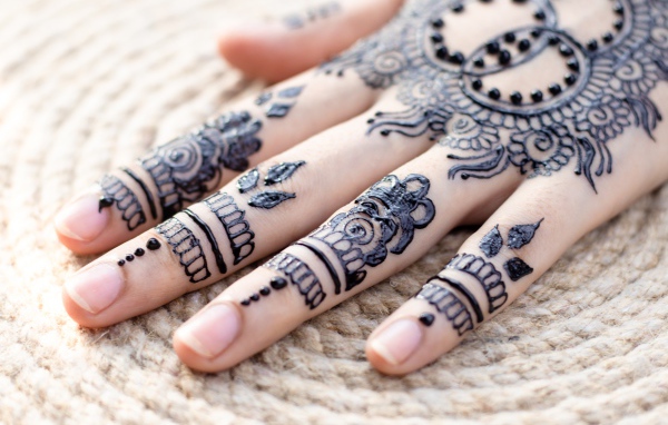 Drawing of mehendi on the girl's hand