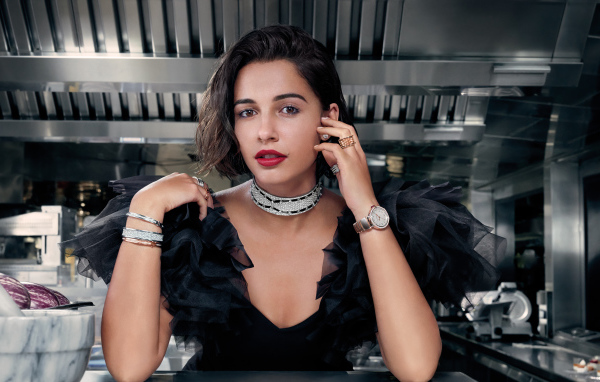 Английская актриса Наоми Скотт в черном платье в кафе