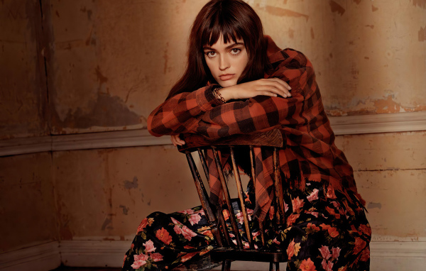 Французская актриса Эмма Макки сидит на стуле