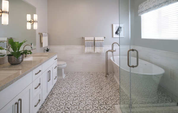 Ванная комната в серых тонах с белой ванной и душем