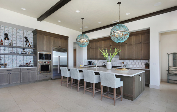 Огромная кухня со столовой с букетом цветов на столе