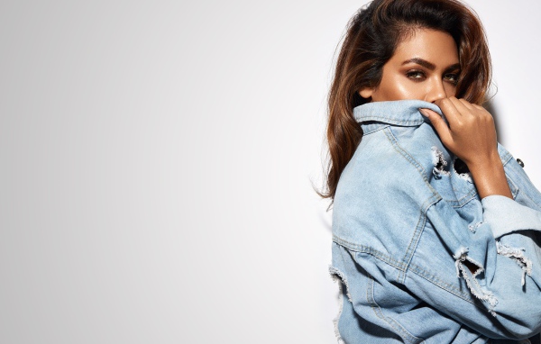 Индийская актриса Эша Гупта в джинсовой куртке