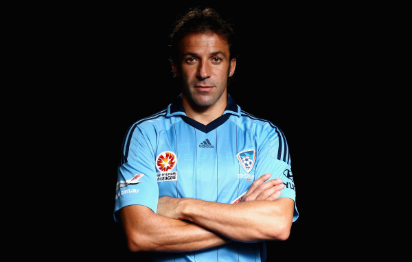 Итальянский футболист Алессандро Дель Пьеро на черном фоне