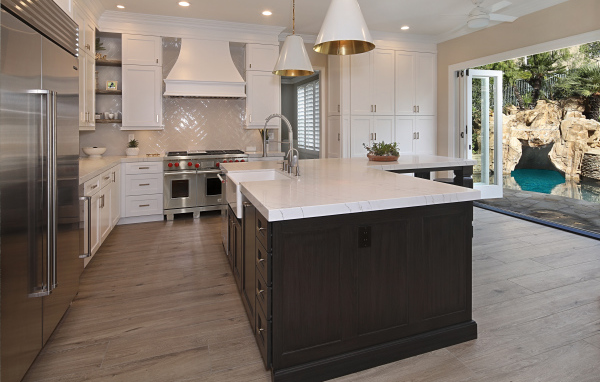 Кухня с большим холодильником с выходом в сад 