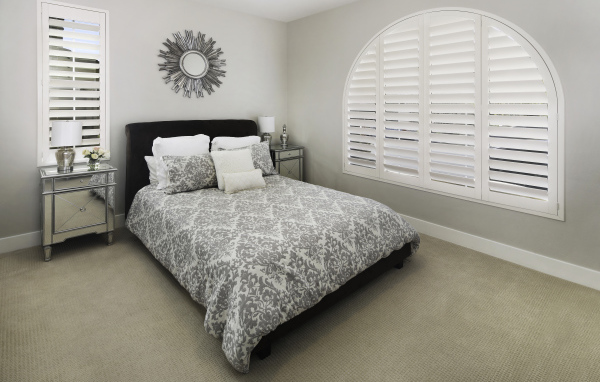 Большая спальня с кроватью и окном 