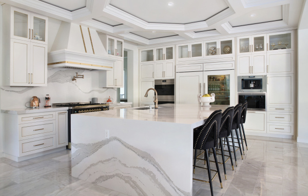 Большая спальня с черными кожаными стульями 