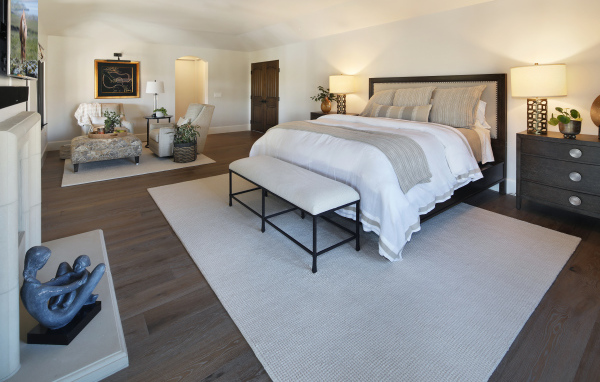 Большая светлая спальня с кроватью и мебелью