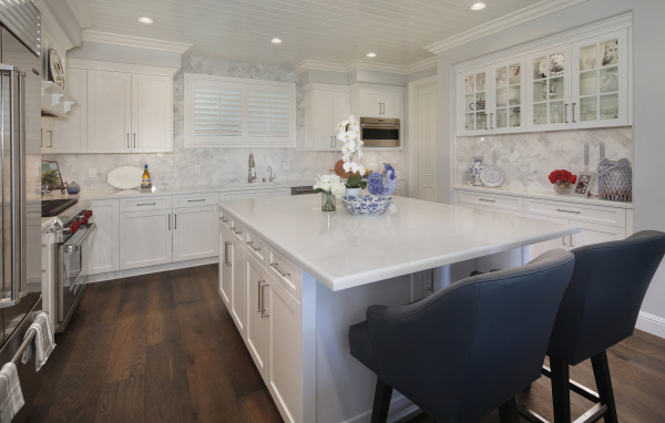 Большая светлая кухня с серыми креслами