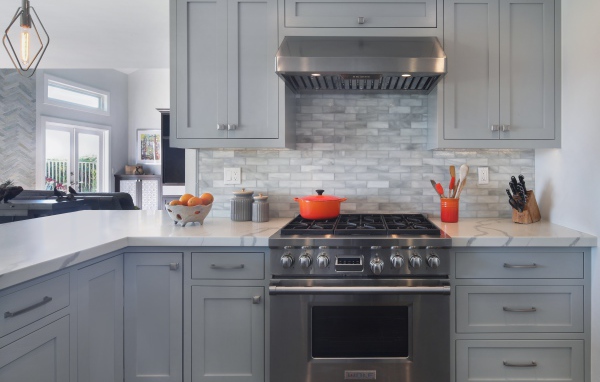 Большая газовая плита в серой кухне 