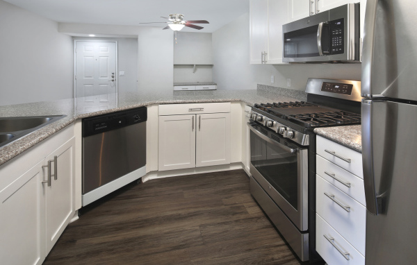 Большая кухня в серых тонах с большой плитой