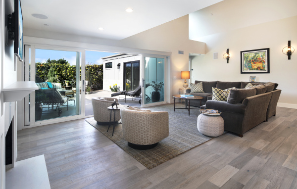 Большая гостиная комната с выходом в сад 