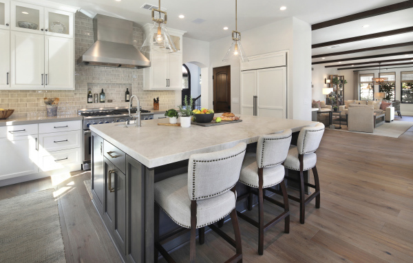 Большой мраморный стол в кухне 