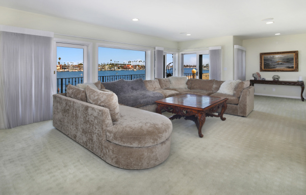 Большой диван и стол в просторной гостиной 