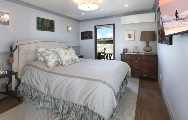 Большая мягкая кровать в спальной комнате