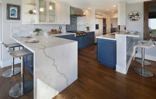 Большая стильная кухня с паркетным полом