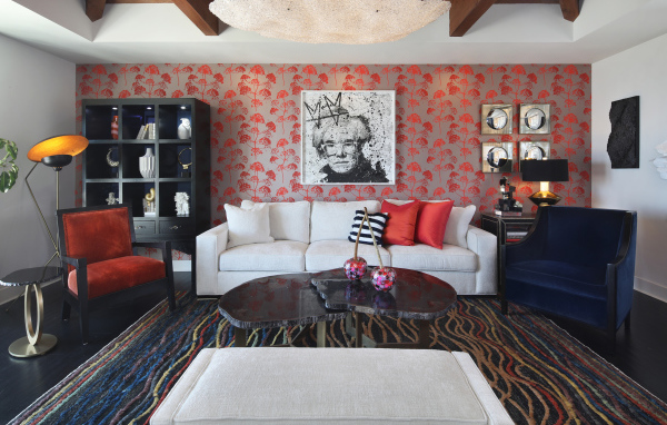 Большой белый диван в комнате с картиной на стене