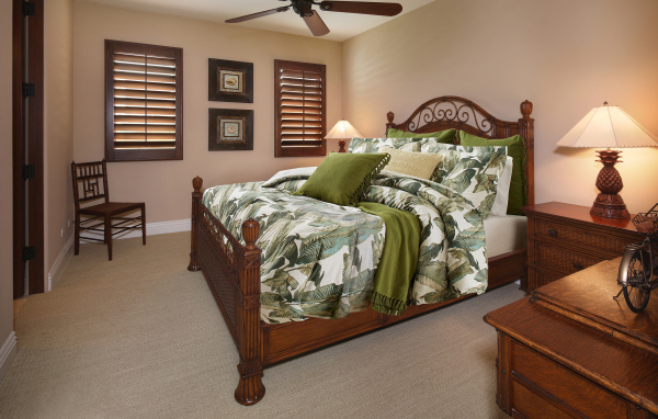 Большая деревянная кровать в спальне 