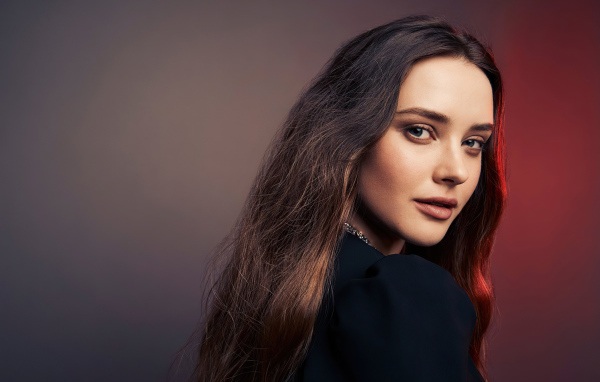 Длинноволосая девушка, актриса Кэтрин Лэнгфорд в черном платье