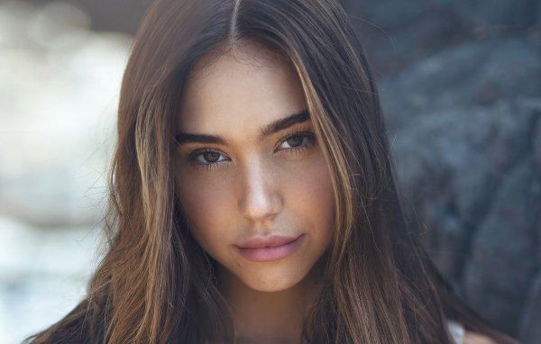 Длинноволосая актриса Алексис Рэн крупным планом