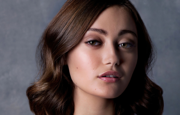 Милая девушка, британская актриса Элла Пернелл лицо крупным планом