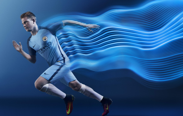 Мужчина футболист оставляет за собой неоновый след 