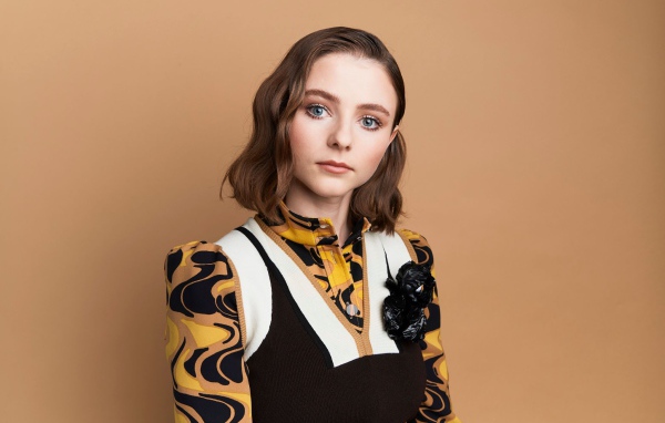 Новозеландская актриса Томасин Маккензи на коричневом фоне