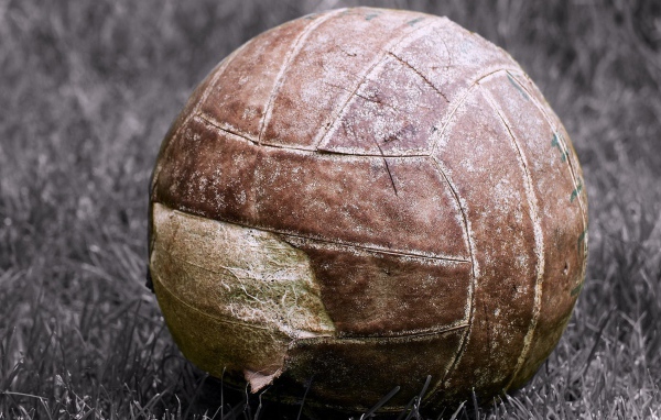 Старый мяч лежит на поле