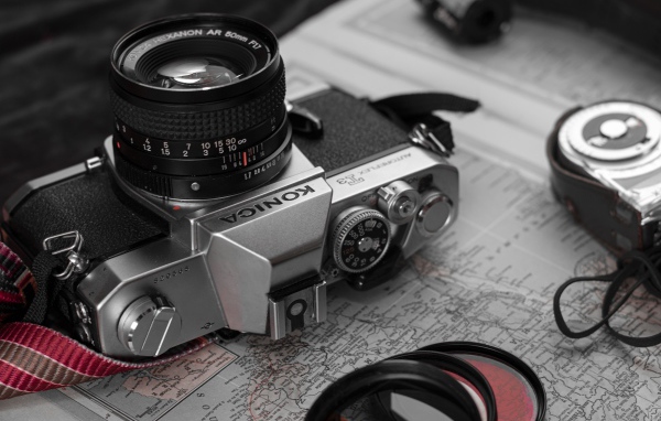 Старый фотоаппарат konica лежит на карте