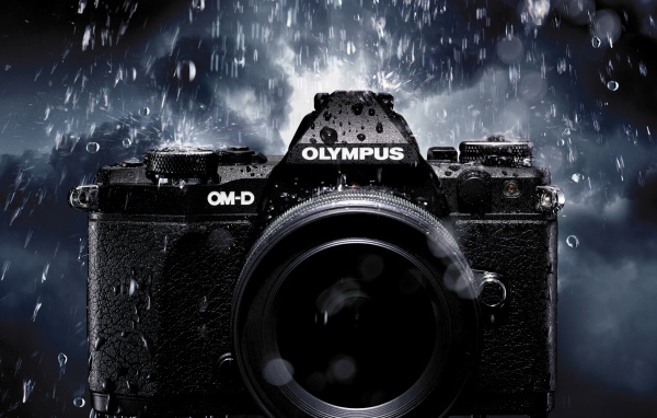Старый фотоаппарат olympus под дождем