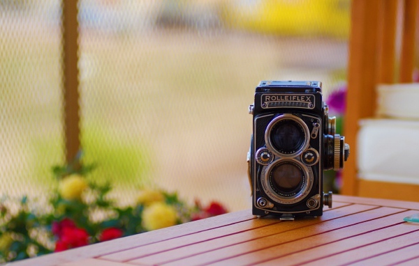 Старая камера rolleiflex на столе 