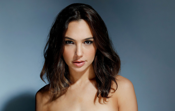 Милая женщина, актриса Галь Гадот на сером фоне 