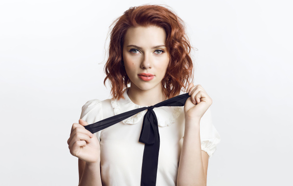 Рыжеволосая актриса Скарлетт Йоханссон с черным галстуком