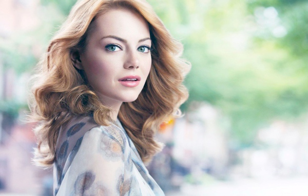 Рыжеволосая зеленоглазая девушка, актриса Эмма Стоун