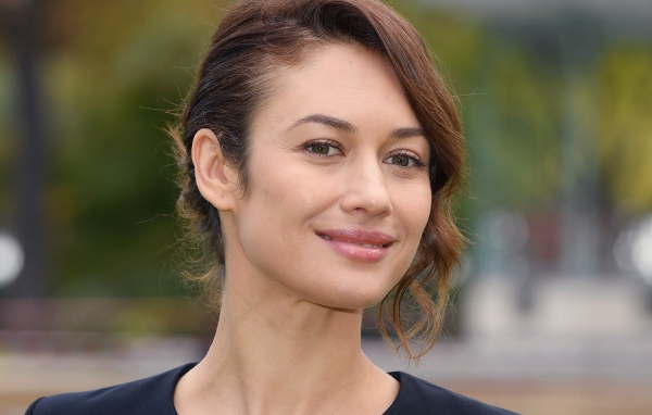 Российская актриса и модель Ольга Куриленко с милой улыбкой